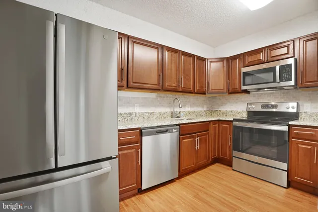 $2,650 | 3800 Powell Lane, Unit 813, Falls Church, VA 22041