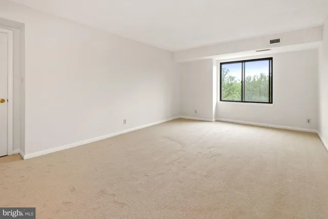 $2,650 | 3800 Powell Lane, Unit 813, Falls Church, VA 22041