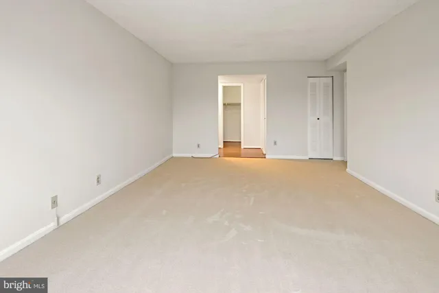 $2,650 | 3800 Powell Lane, Unit 813, Falls Church, VA 22041