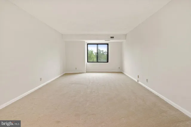 $2,650 | 3800 Powell Lane, Unit 813, Falls Church, VA 22041