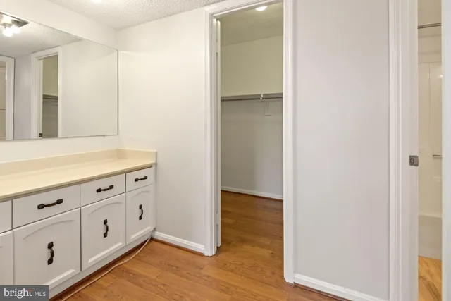 $2,650 | 3800 Powell Lane, Unit 813, Falls Church, VA 22041