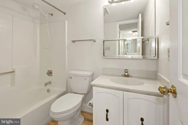 $2,650 | 3800 Powell Lane, Unit 813, Falls Church, VA 22041