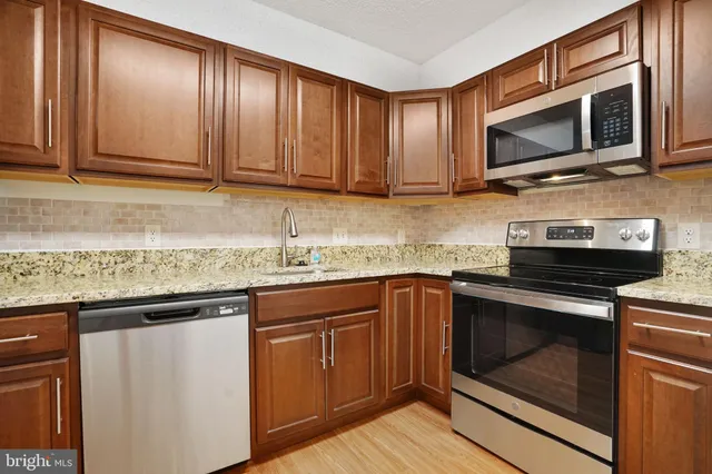 $2,650 | 3800 Powell Lane, Unit 813, Falls Church, VA 22041