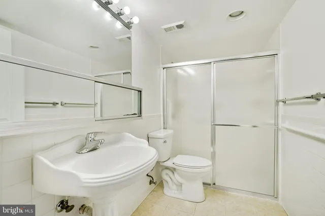 $2,650 | 3800 Powell Lane, Unit 813, Falls Church, VA 22041