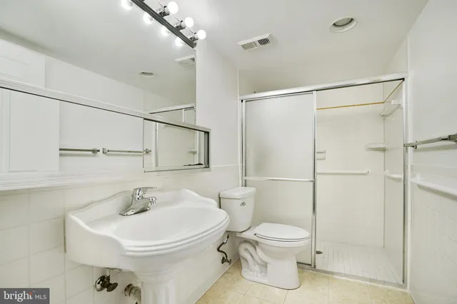 $2,650 | 3800 Powell Lane, Unit 813, Falls Church, VA 22041