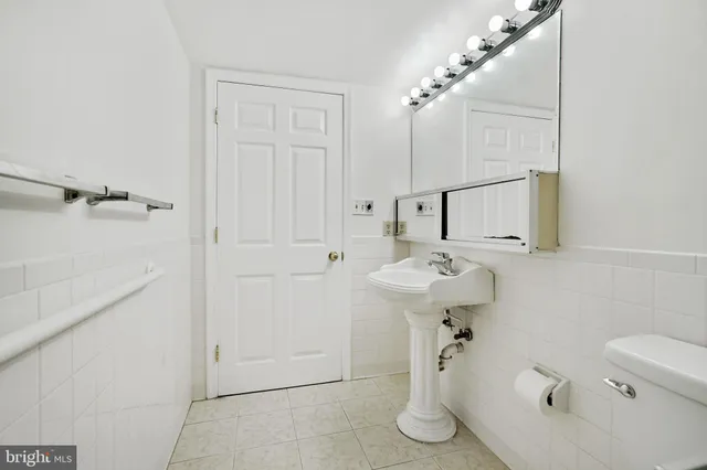 $2,650 | 3800 Powell Lane, Unit 813, Falls Church, VA 22041