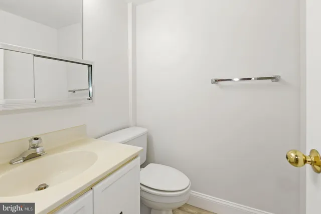 $2,650 | 3800 Powell Lane, Unit 813, Falls Church, VA 22041