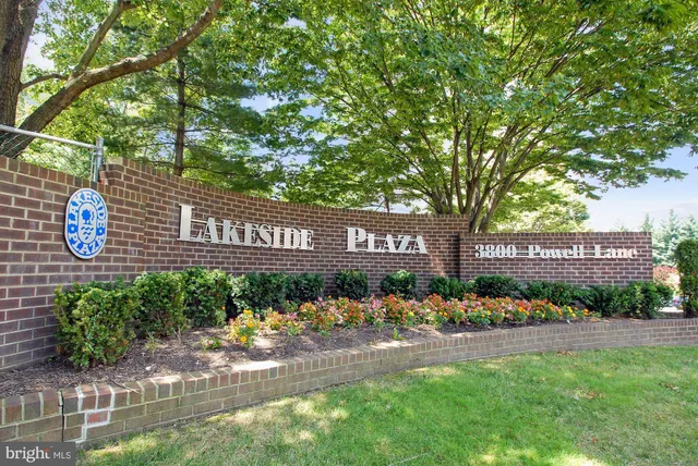 $2,650 | 3800 Powell Lane, Unit 813, Falls Church, VA 22041