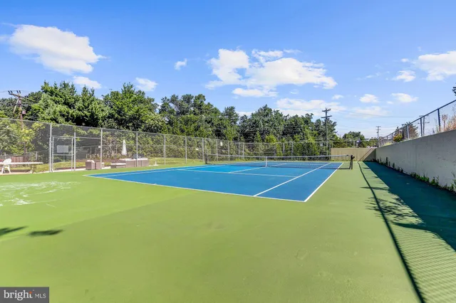 $2,650 | 3800 Powell Lane, Unit 813, Falls Church, VA 22041