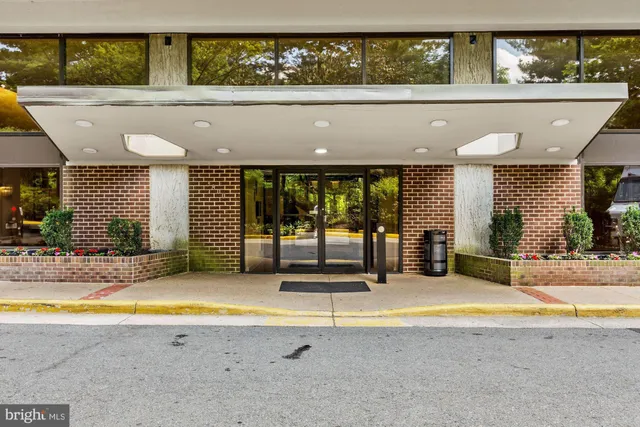 $2,650 | 3800 Powell Lane, Unit 813, Falls Church, VA 22041