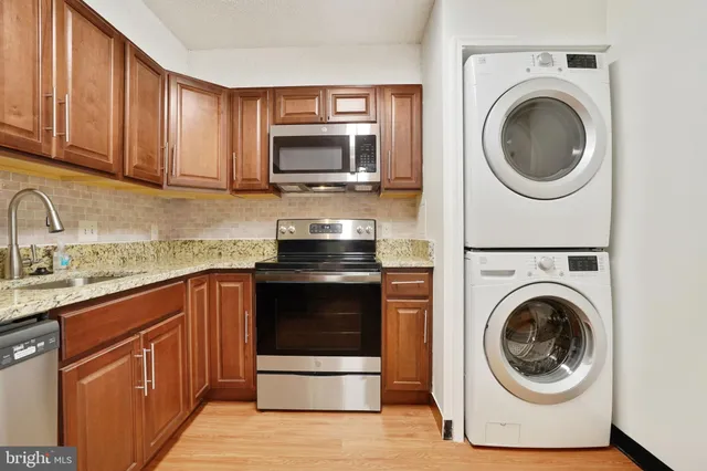 $2,650 | 3800 Powell Lane, Unit 813, Falls Church, VA 22041