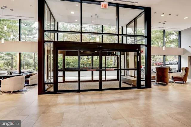 $2,650 | 3800 Powell Lane, Unit 813, Falls Church, VA 22041