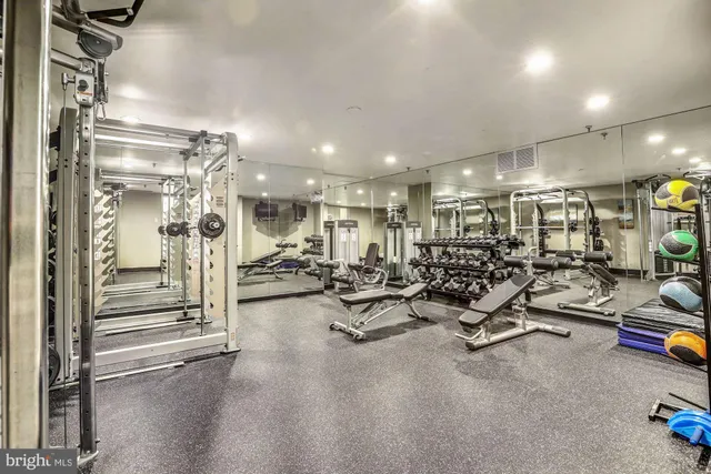 $2,650 | 3800 Powell Lane, Unit 813, Falls Church, VA 22041