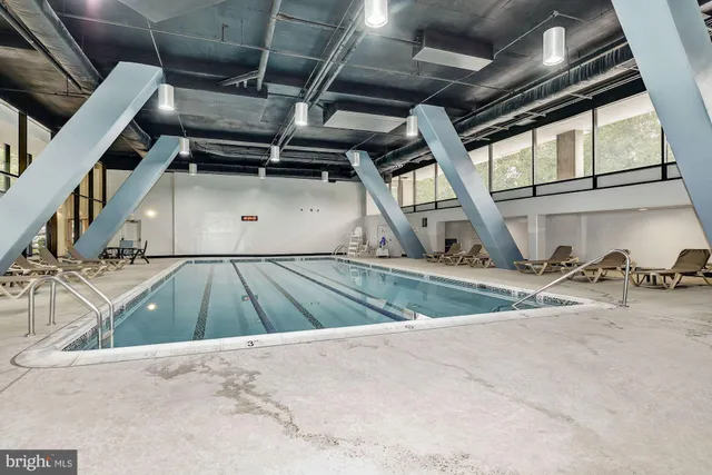 $2,650 | 3800 Powell Lane, Unit 813, Falls Church, VA 22041