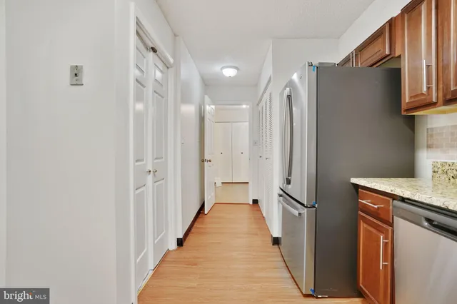 $2,650 | 3800 Powell Lane, Unit 813, Falls Church, VA 22041