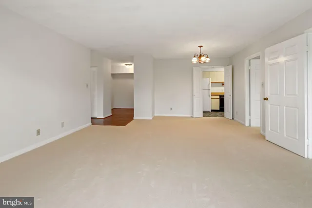 $2,650 | 3800 Powell Lane, Unit 813, Falls Church, VA 22041