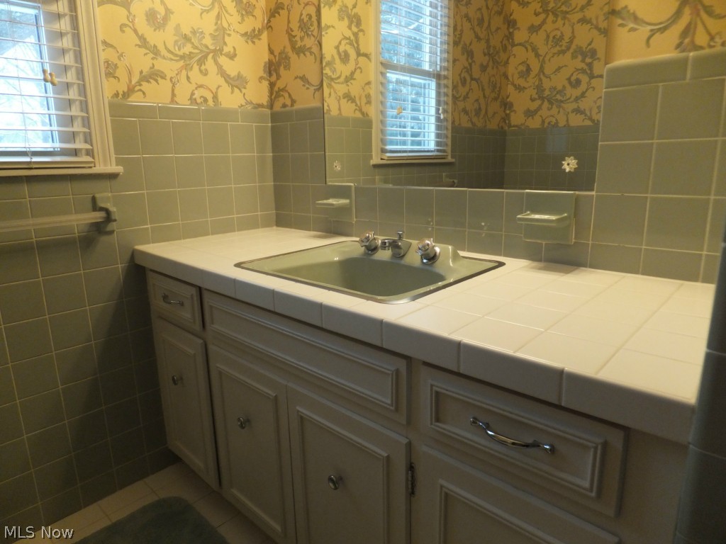 1928 Ganyard Road Akron, OH 44313 - Photo 17 of 24 Second Floor Full Bath