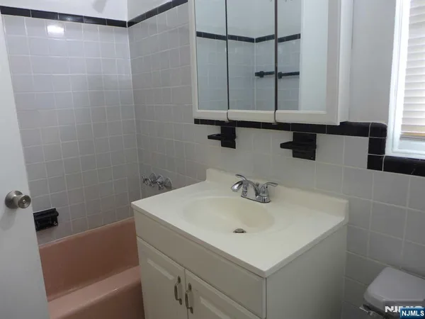 $1,800 | 6 Gainsborough Terrace, Unit 1A, River Edge, NJ 07661