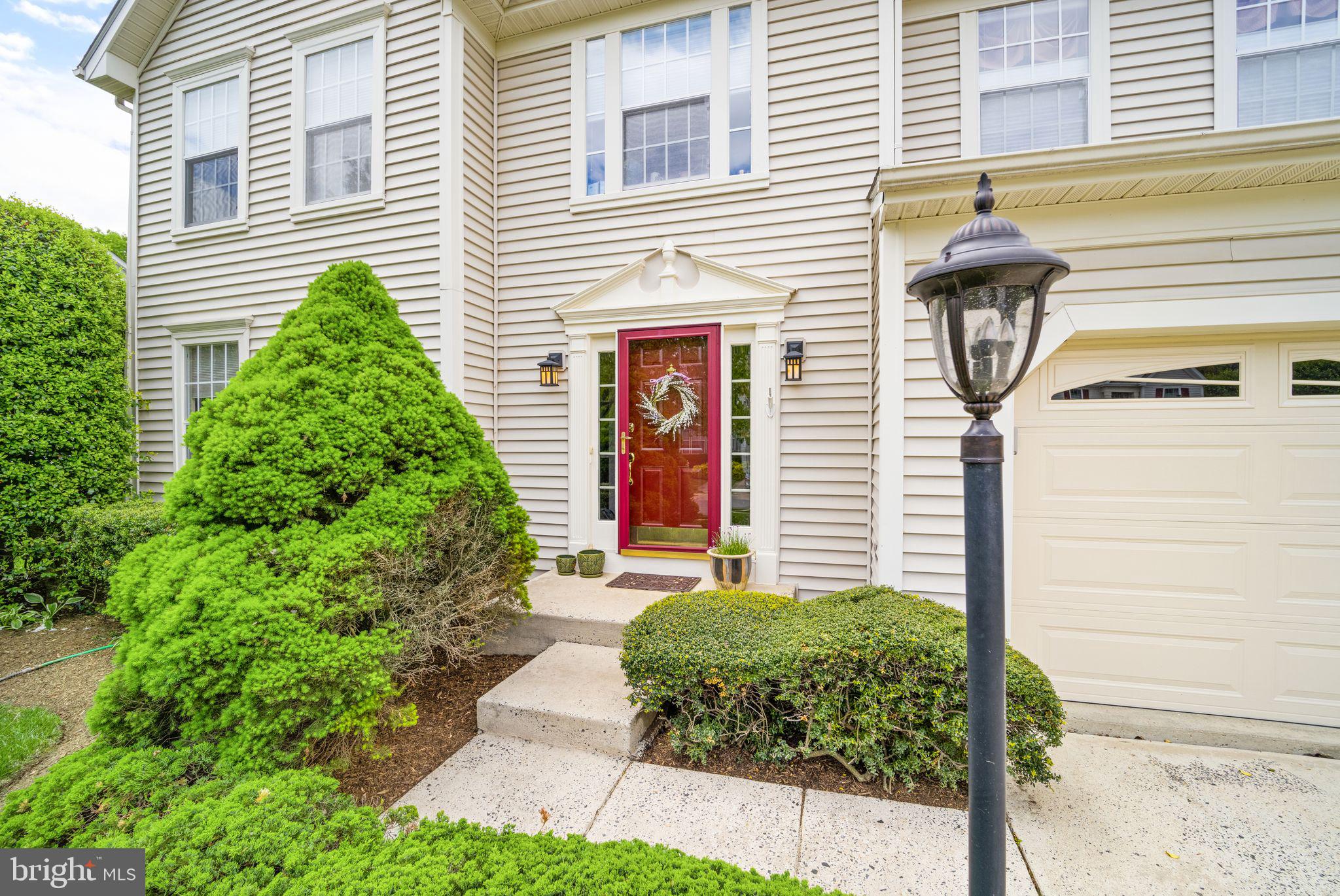 14735 Pickets Post Road Centreville, VA 20121 - Photo 5 of 69 Front door entryway.