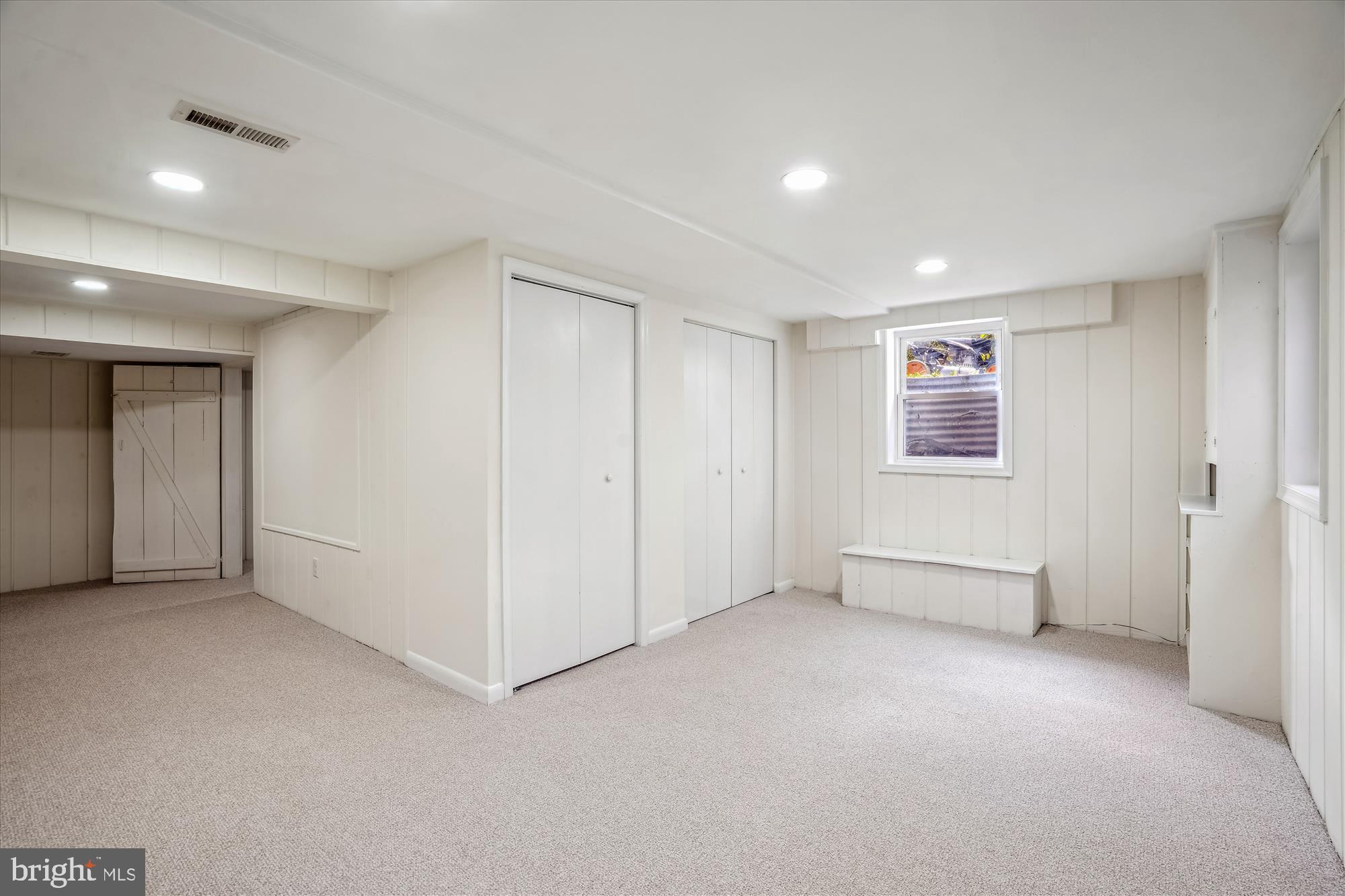 9711 Saxony Road Silver Spring, MD 20910 - Photo 21 of 32 4th BR has wall of closets and sitting area