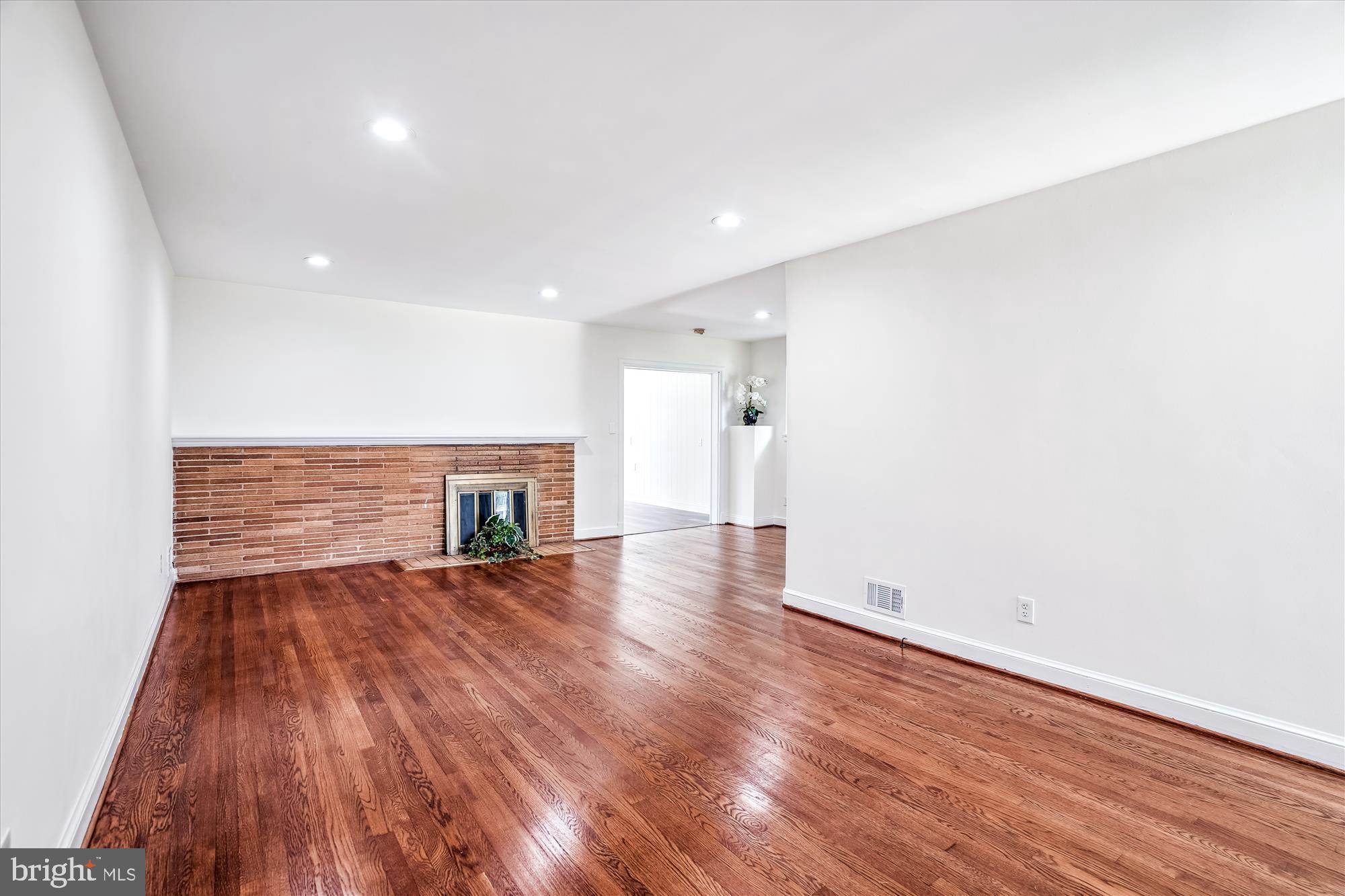 9711 Saxony Road Silver Spring, MD 20910 - Photo 5 of 32 Living Room w gleaming wood floors