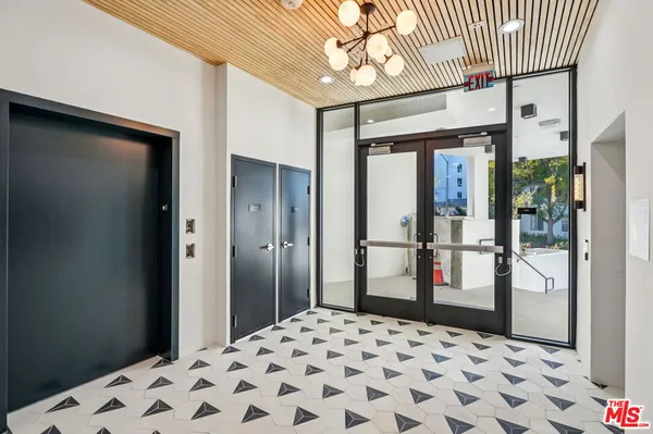 $7,042 | 1110 South Spaulding Avenue, Unit PH6, Los Angeles, CA 90019