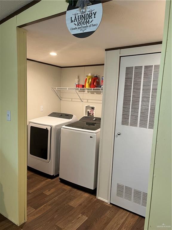 210 Risueno Avenue Donna, TX 78537 - Photo 19 of 32 a utility room with washer and dryer