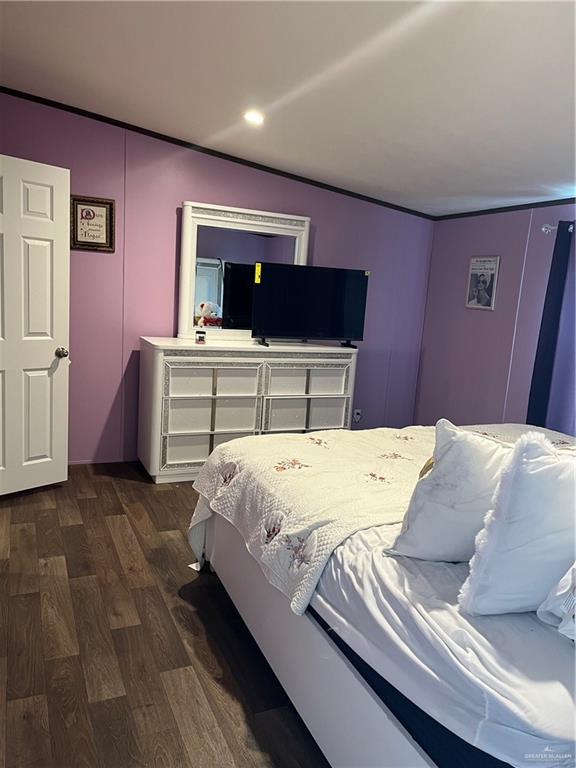 210 Risueno Avenue Donna, TX 78537 - Photo 23 of 32 a bedroom with a bed and a dresser