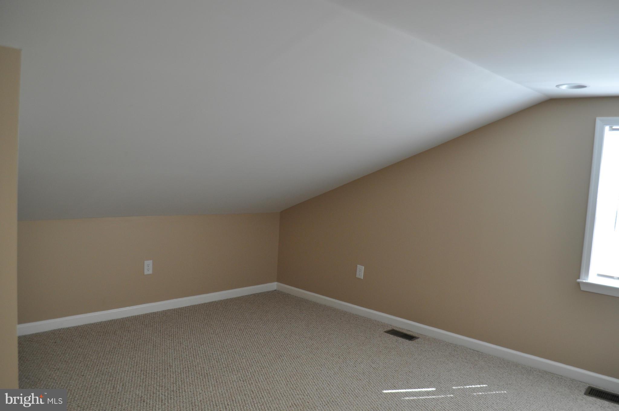 929 Woodlynn Road Baltimore, MD 21221 - Photo 21 of 25 a room