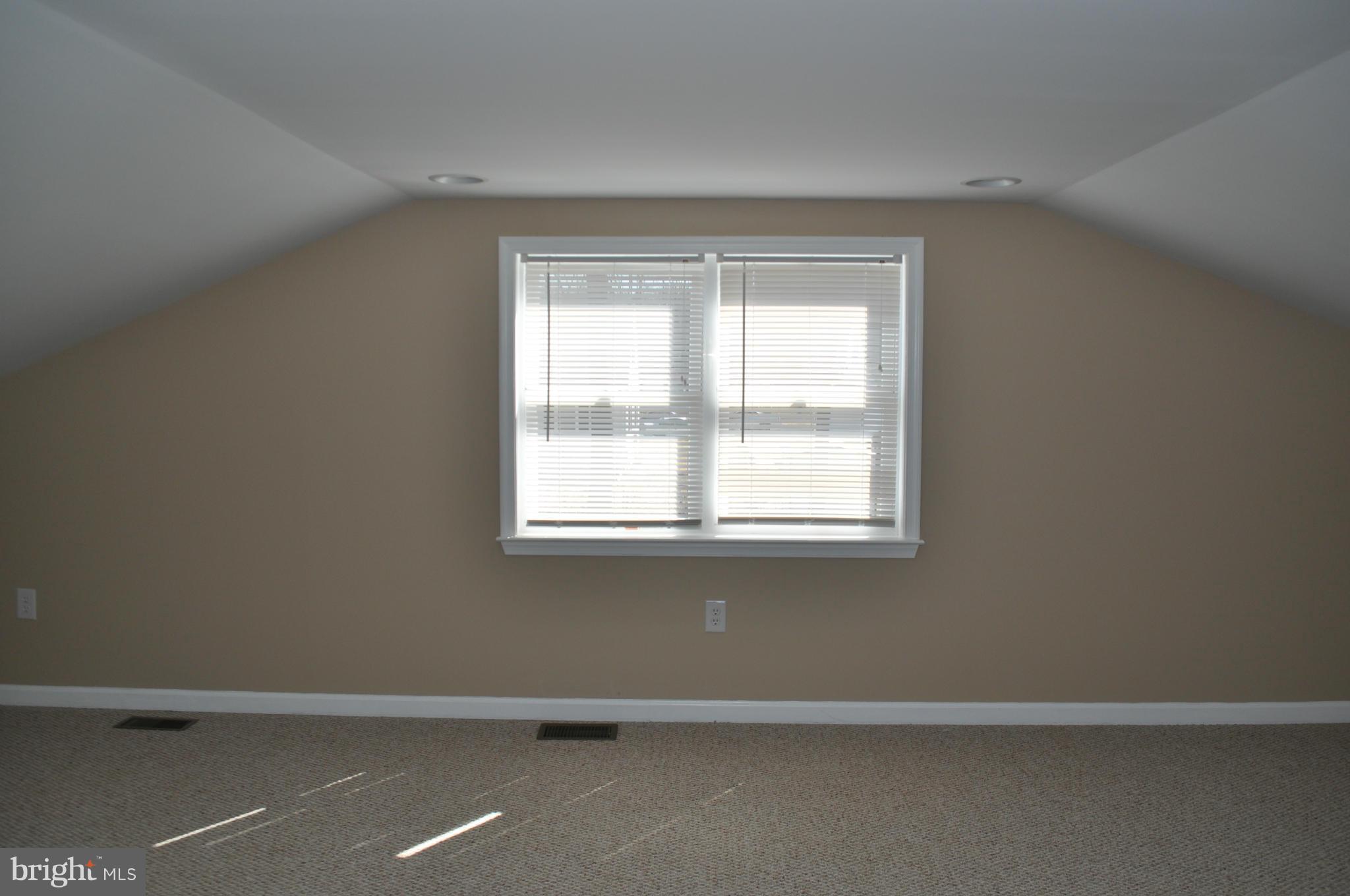 929 Woodlynn Road Baltimore, MD 21221 - Photo 22 of 25 an empty room with a window