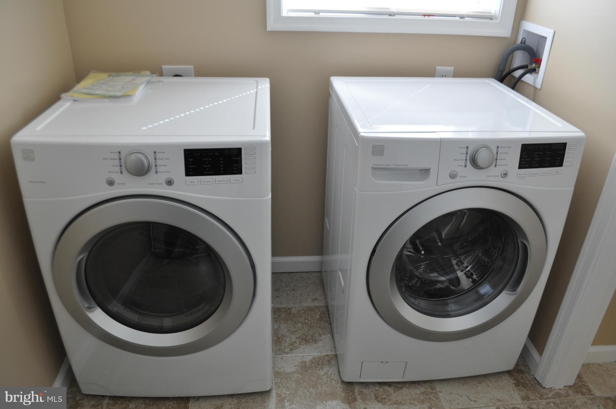 929 Woodlynn Road Baltimore, MD 21221 - Photo 9 of 25 a utility room with dryer and washer