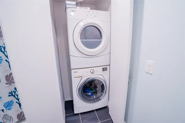 a close up view of a washer and dryer