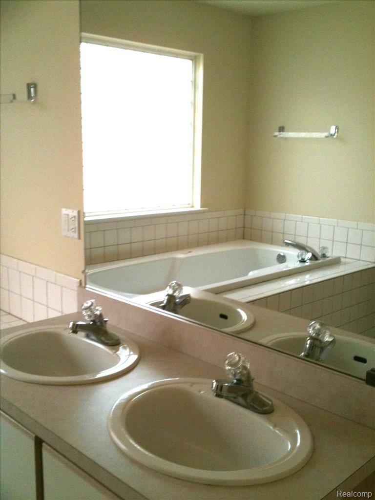 35 Eagle Ridge Road Lake Orion, MI 48360 - Photo 12 of 24 Master Bath with Soak Tub