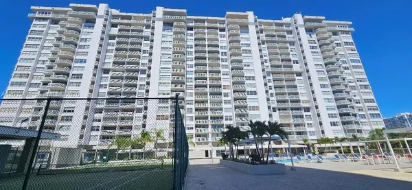 $2,400 | 18051 Biscayne Boulevard, Unit 802, Aventura, FL 33160