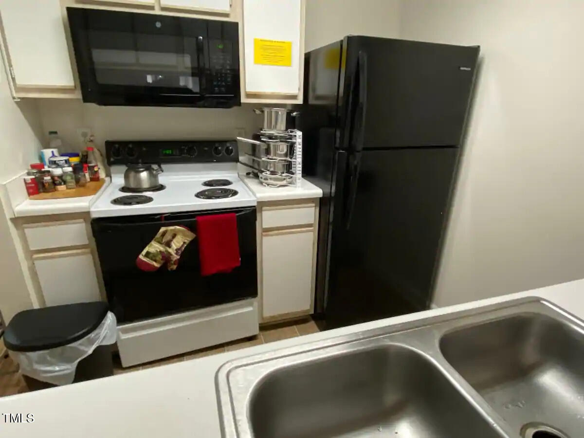 303 Smith Level Road, Unit E33 Chapel Hill, NC 27516 - Photo 14 of 25 a kitchen with a refrigerator and a stove