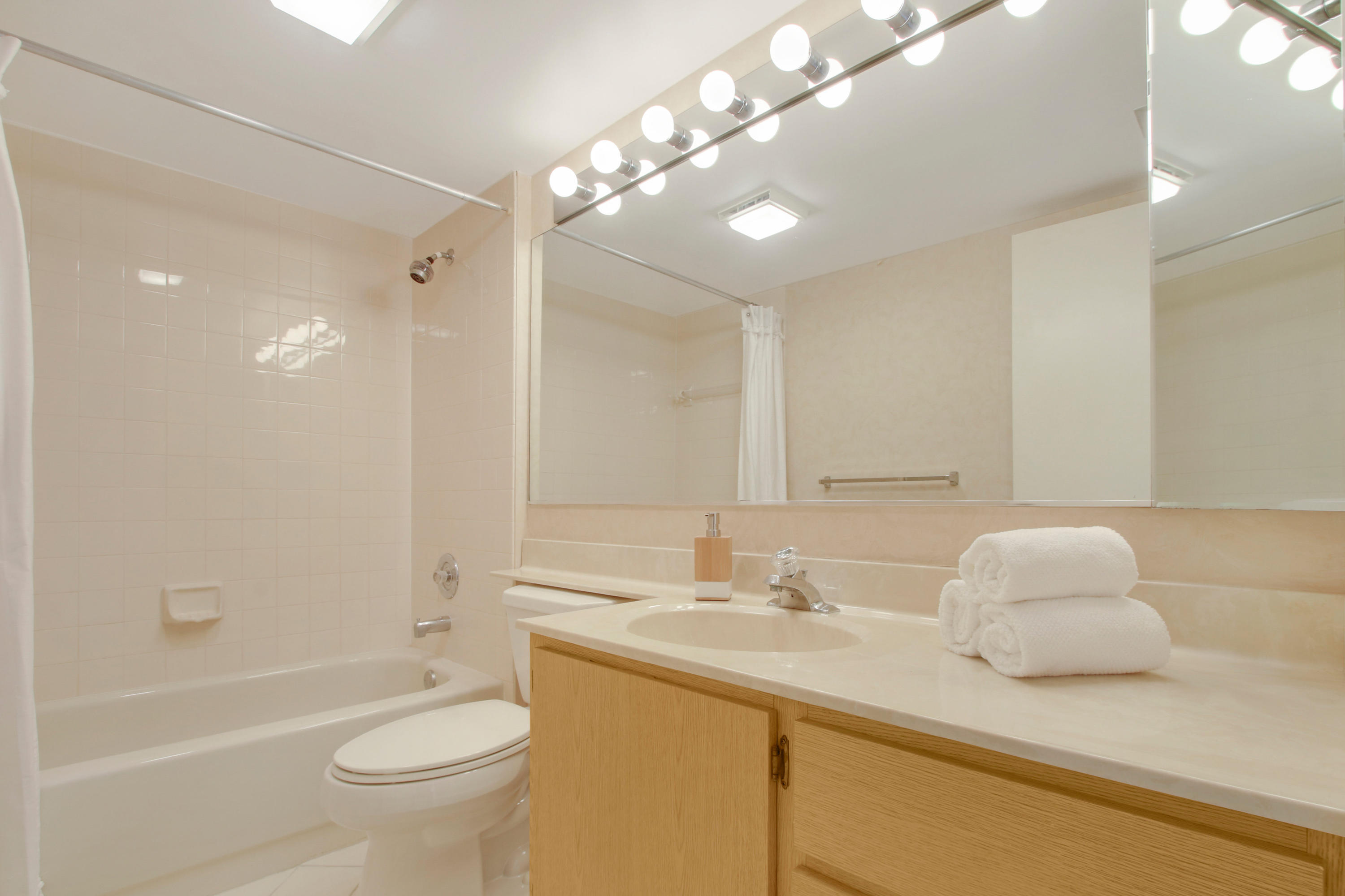 2401 Marina Isle Way, Unit 405 Jupiter, FL 33477 - Photo 15 of 36 Guest Bathroom