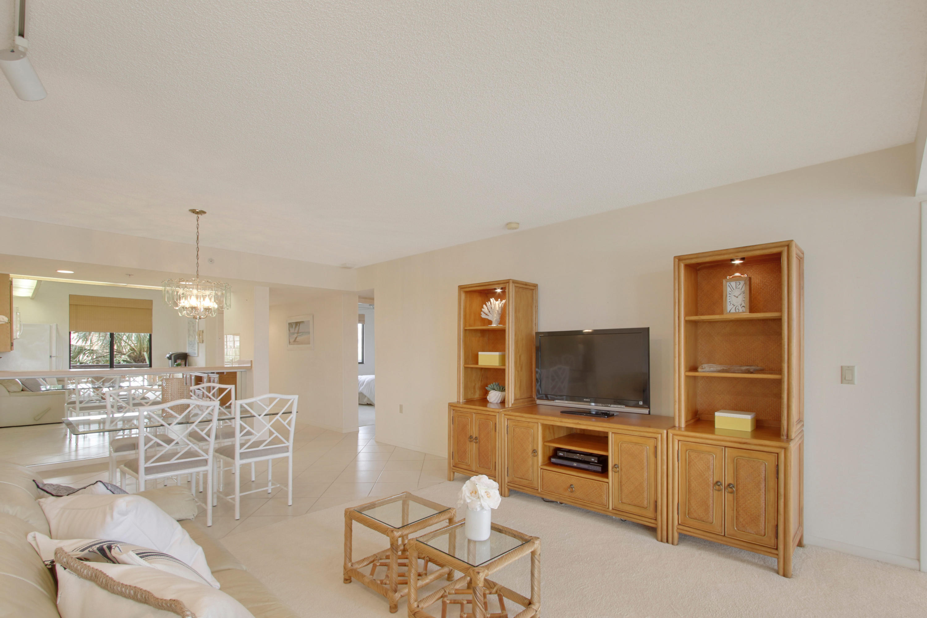 2401 Marina Isle Way, Unit 405 Jupiter, FL 33477 - Photo 20 of 36 Family Room