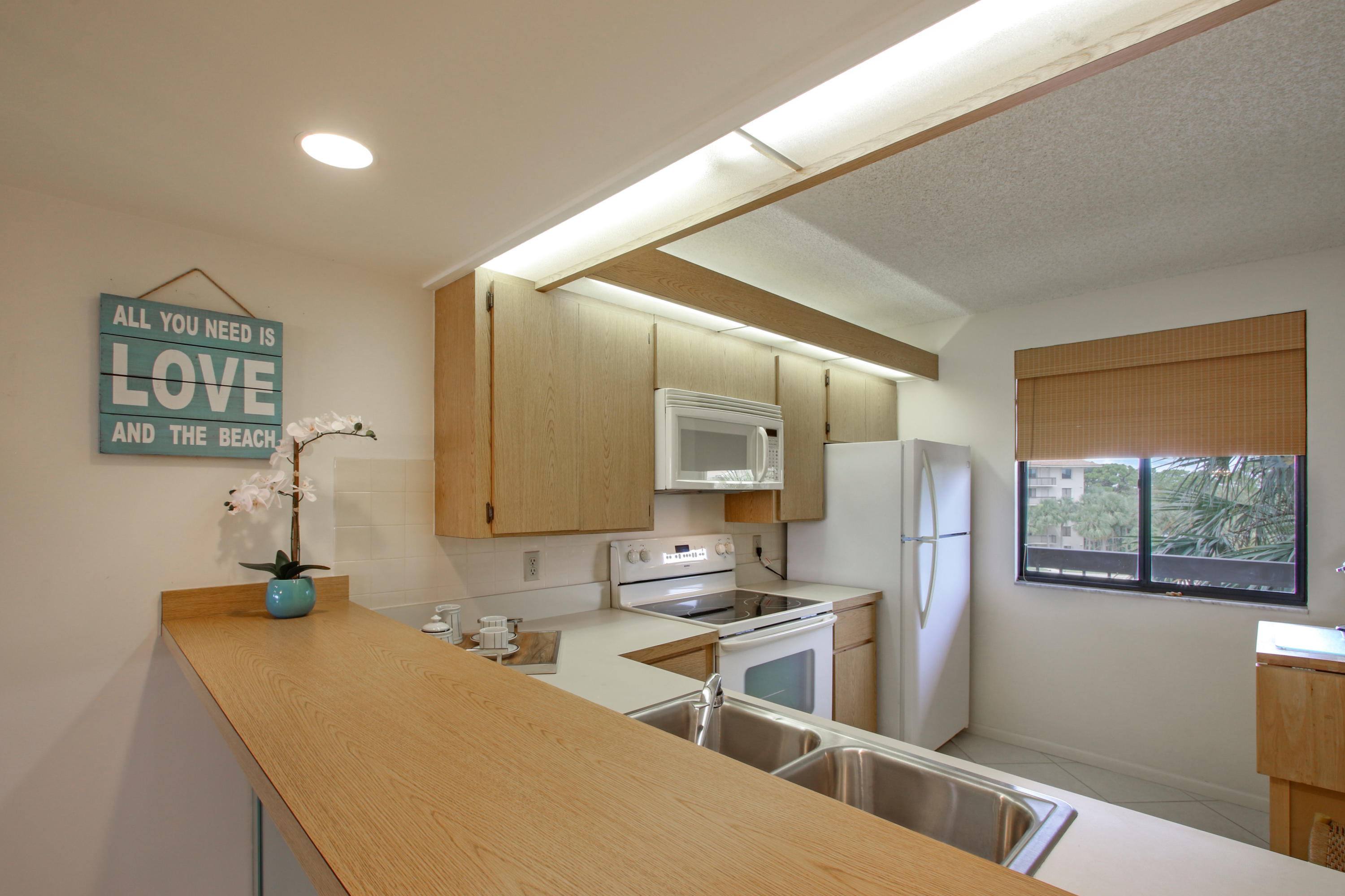 2401 Marina Isle Way, Unit 405 Jupiter, FL 33477 - Photo 23 of 36 Kitchen