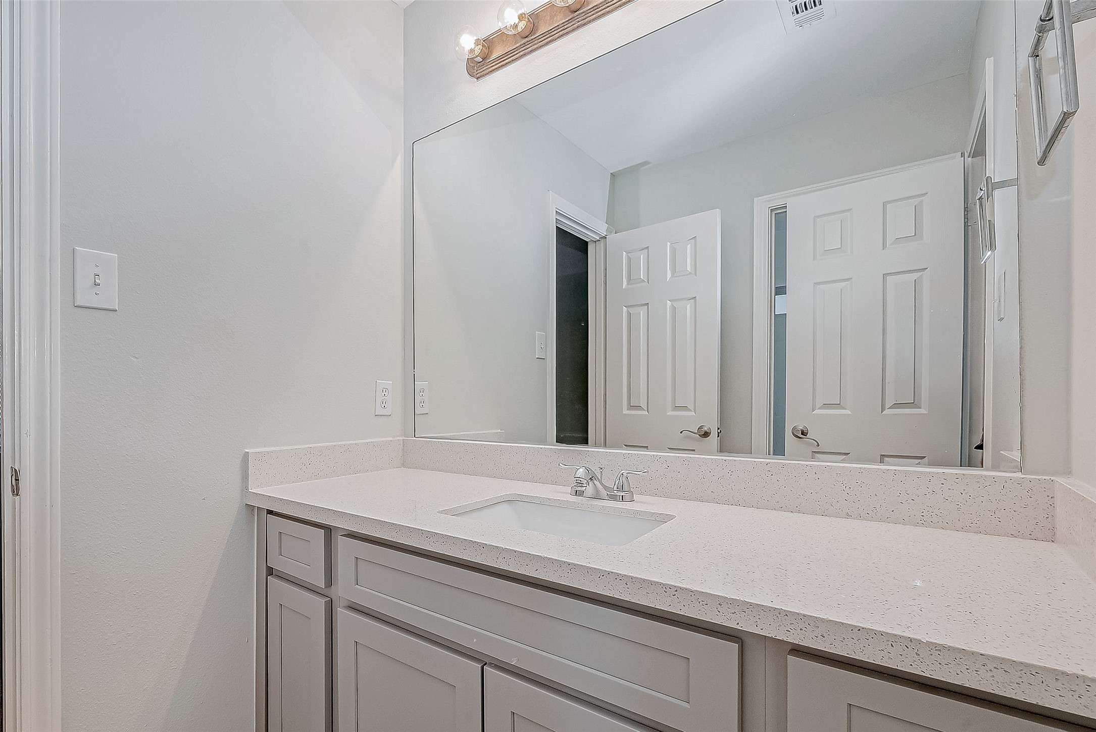 10327 Sablebrook Lane Houston, TX 77095 - Photo 33 of 48 2nd floor bathroom 2