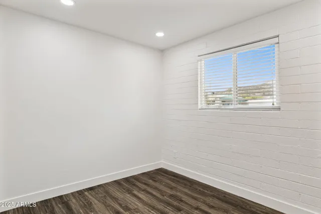 a view of empty room with window