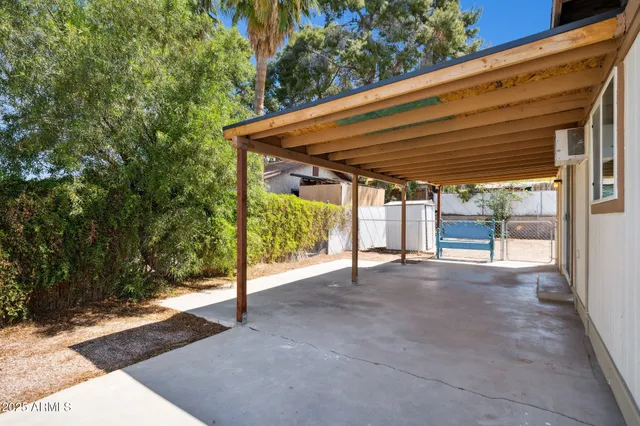 a view of a house with backyard