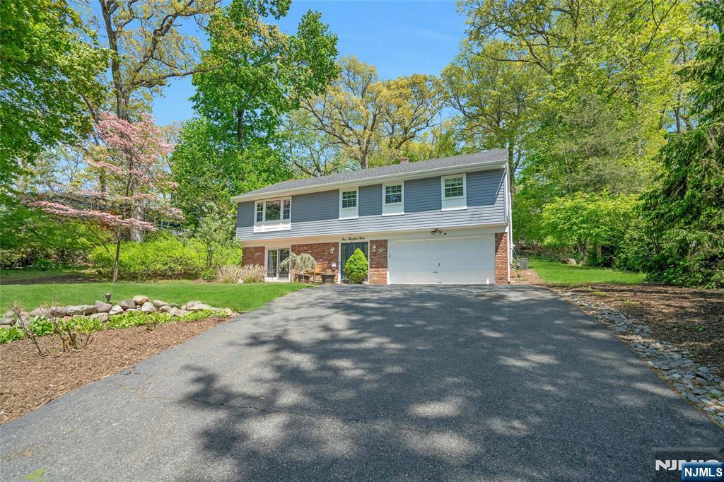 109 Malcolm Road Mahwah, NJ 07430 - Photo 3 of 43