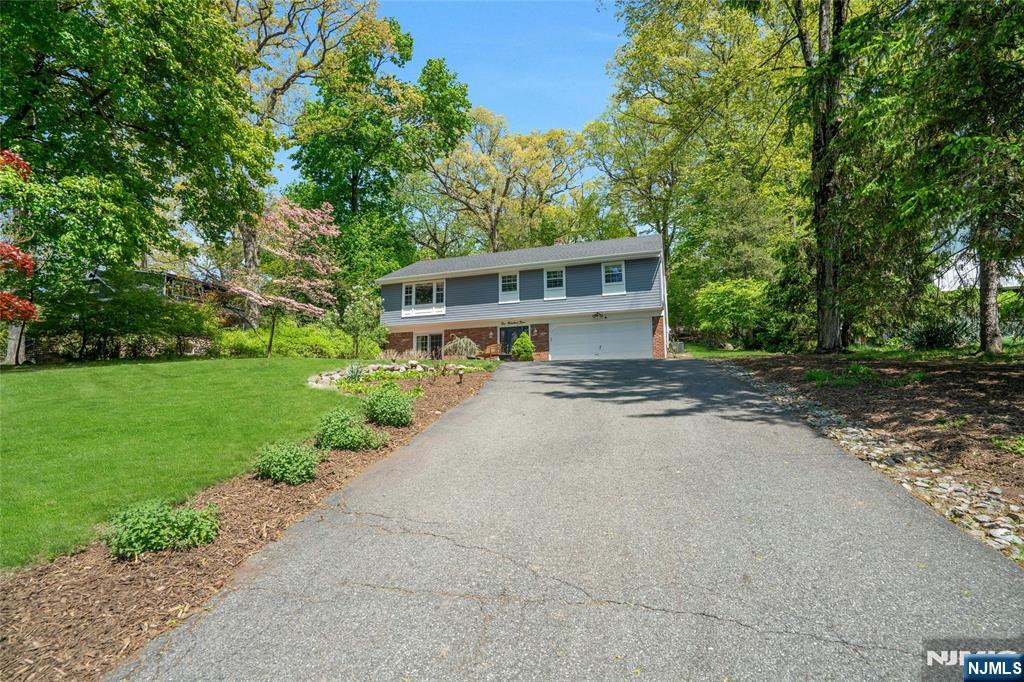 109 Malcolm Road Mahwah, NJ 07430 - Photo 4 of 43