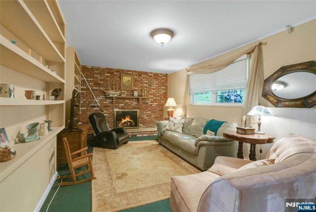109 Malcolm Road Mahwah, NJ 07430 - Photo 7 of 43