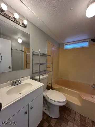 $995 | 7945 Hart Drive, North Fort Myers, FL 33917