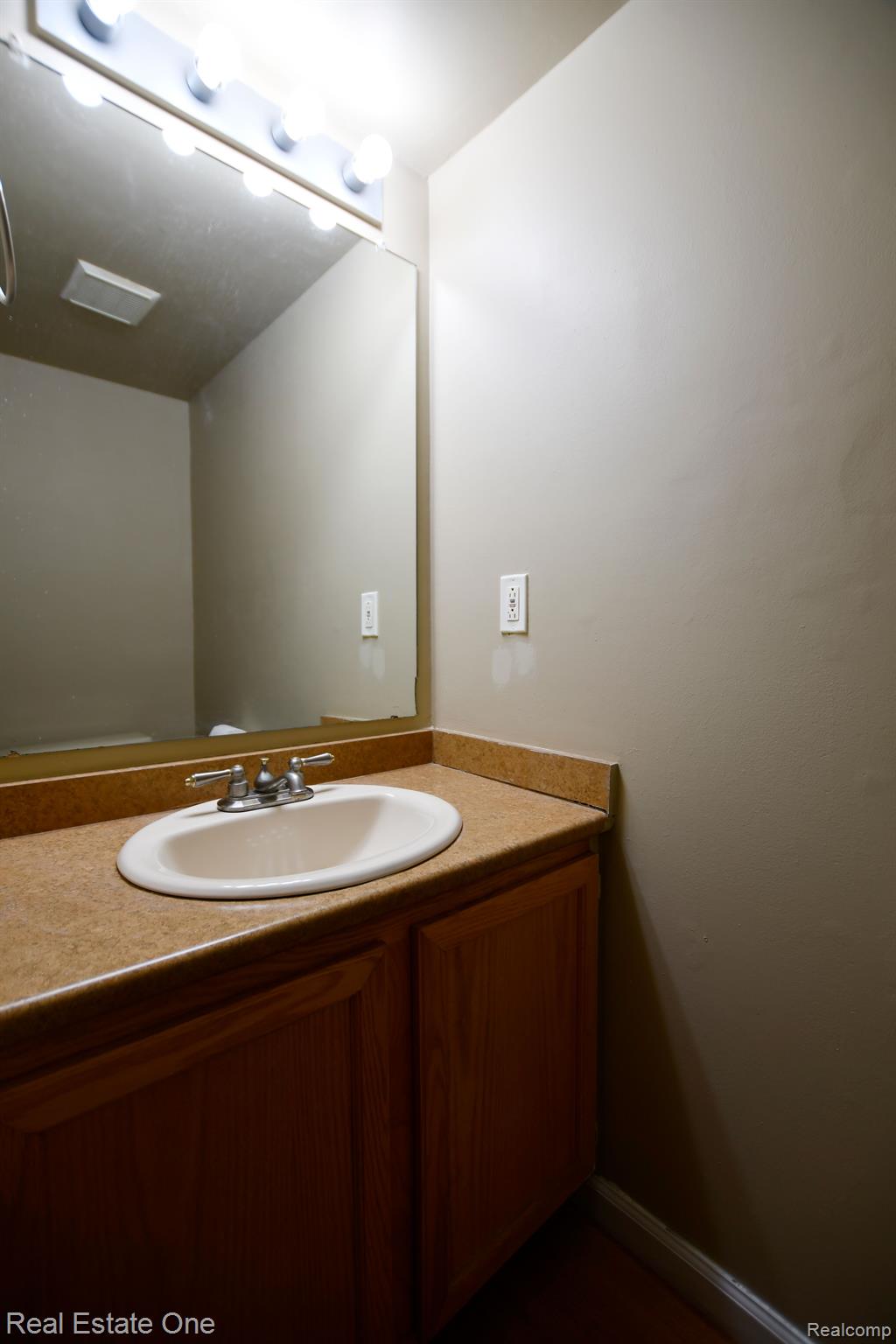 22122 Edgewater Novi, MI 48375 - Photo 14 of 34 Gallery Image 14