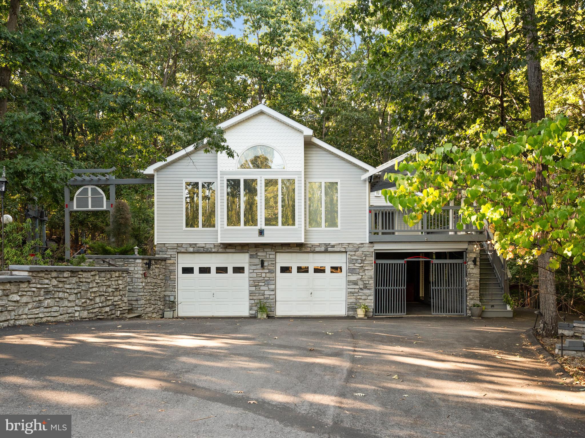 Spacious Contemporary in Lake Holiday Estates!