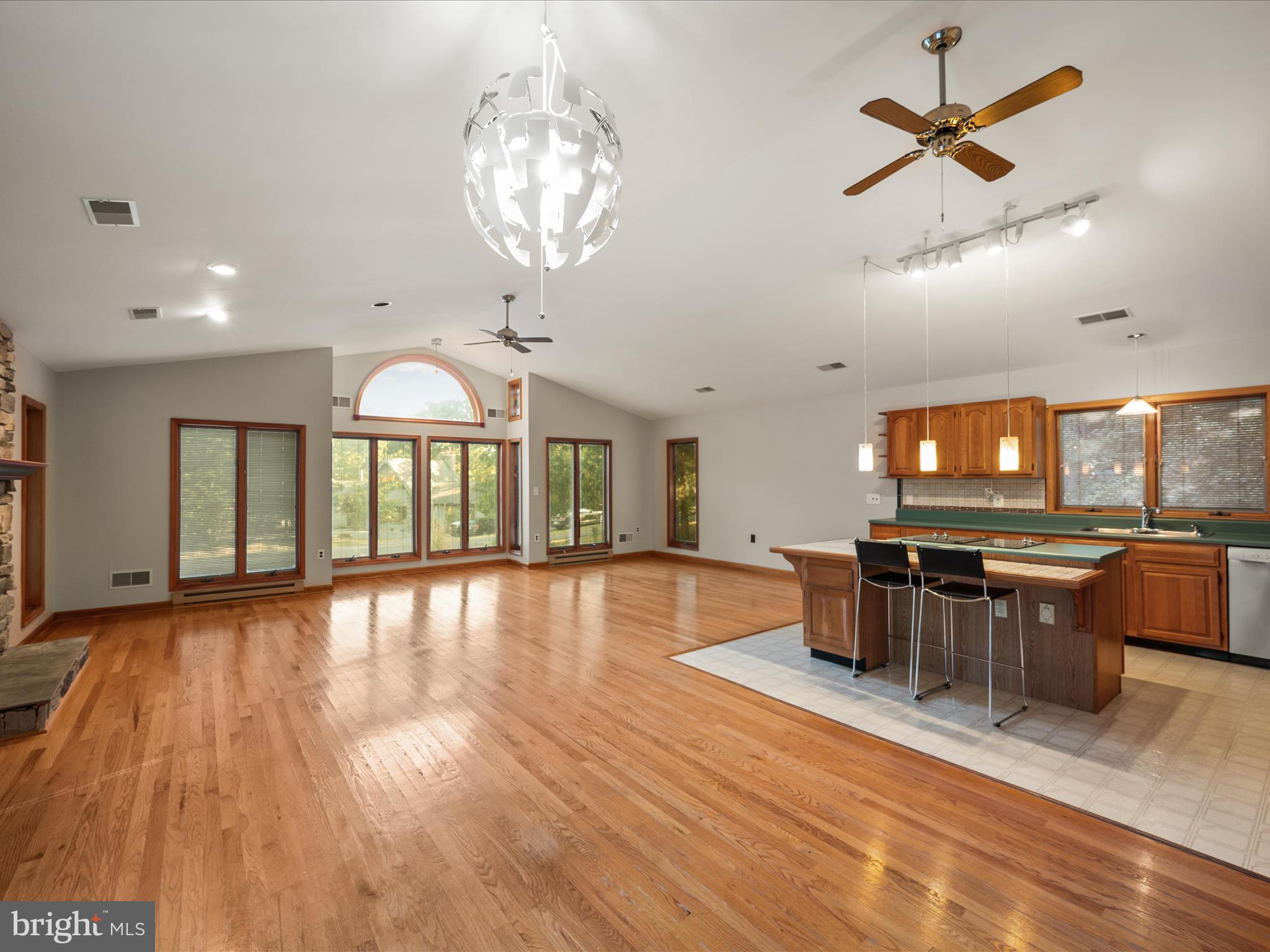 102 Divot Place Cross Junction, VA 22625 - Photo 11 of 86 Large main living area