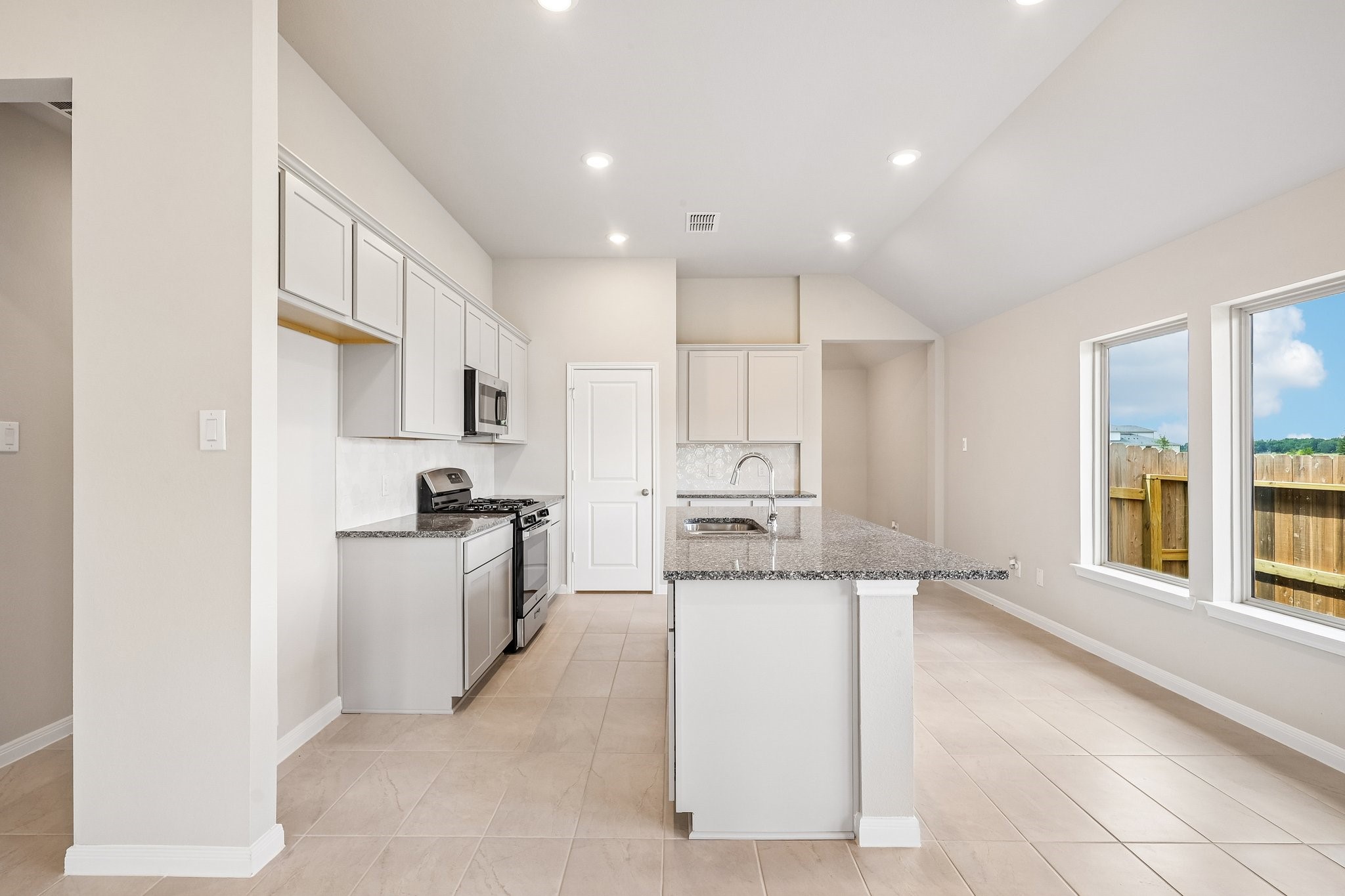 739 Hidden Mdw Street Rosharon, TX 77583 - Photo 8 of 41