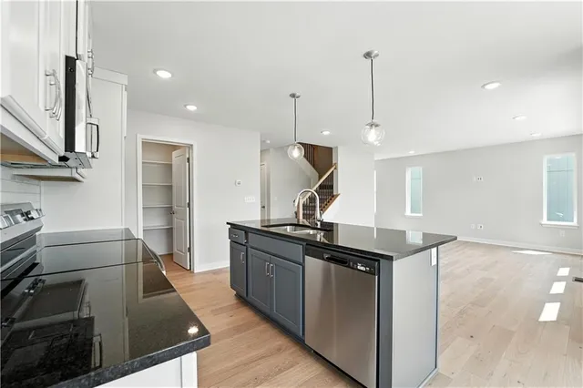 $384,950 | 709 Glenn Circle, Raymore, MO 64083